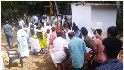 സംസ്കാരത്തെ ചൊല്ലി താമരക്കുളത്ത് തർക്കവും പരാതിയും; മൃതദേഹം ഒരാഴ്ച സൂക്ഷിച്ചു, ഒടുവിൽ ഇന്ന് സംസ്കാരം