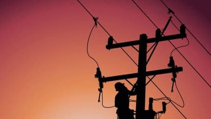 ഹെല്‍മറ്റില്ലാത്തതിന് പിഴയടപ്പിച്ചു, പൊലീസ് സ്റ്റേഷന്‍റെ ഫ്യൂസൂരി ലൈന്മ‍ാന്‍റെ പ്രതികാരം!