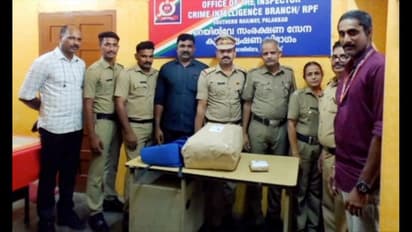 ട്രെയിനിലെ സീറ്റിനടിയിൽ ഒളിപ്പിച്ച നിലയിൽ എട്ട് കിലോ കഞ്ചാവ്, പിടിച്ചെടുത്തു