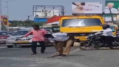 Traffic Cop Video Viral: చీపురు చేతబట్టి.. రోడ్డు ఊడ్చిన ట్రాఫిక్ పోలీసు.. నెట్టింట్లో ప్రశంసలు వెల్లువ