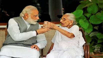 PM Modi With Hiraba: मां के हाथ से आज भी खाना खाते है मोदी, देखें मां-बेटे की 9 तस्वीरें