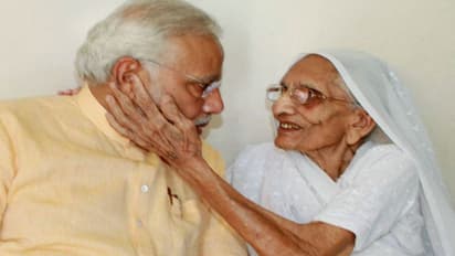 सांस लेने में परेशानी होने पर हॉस्पिटल में भर्ती हुईं हैं PM मोदी की मां हीराबेन, सुधर रही सेहत