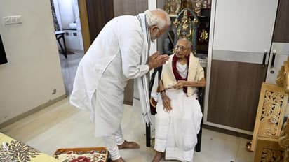 ಮೋದಿ ತಾಯಿಗೆ 100ನೇ ಹುಟ್ಟುಹಬ್ಬ, ತಾಯಿಯ ಪಾದ ಮುಟ್ಟಿ ಆಶೀರ್ವಾದ ಪಡೆದ ಪಿಎಂ!