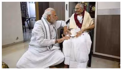 100-ാം ജന്മദിനമാഘോഷിച്ച് മോദിയുടെ അമ്മ; ആശംസകളുമായി മോദിയെത്തി