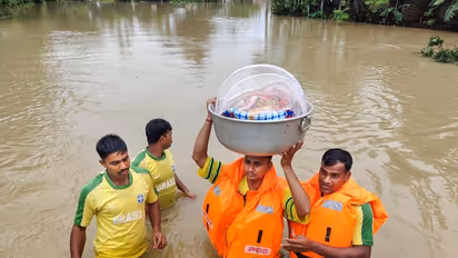 असम का बाढ़ से ये हाल देख चिंतित हुए PM मोदी, मां से मिलने से पहले सुबह 6 बजे CM हिमंत बिस्वा सरमा को किया कॉल