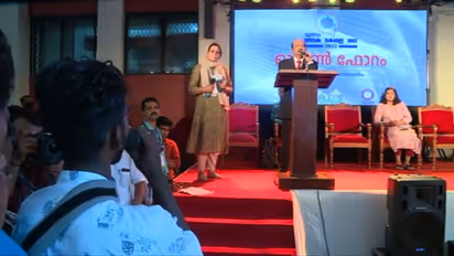 എബിന്റെ സങ്കടം യൂസഫലി കേട്ടു; അച്ഛന്റെ മൃതദേഹം ഉടൻ നാട്ടിലെത്തിക്കുമെന്ന് സദസ്സിനെ സാക്ഷിയാക്കി ഉറപ്പ്