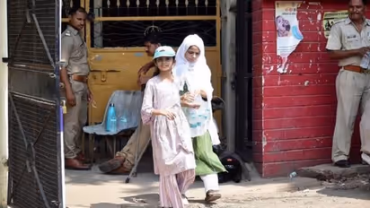 तपती धूप के बीच रोशनबाग की हलीमा और सारा ने दिया इंसानियत का पैगाम, अपने इस काम से पत्थरबाजों को दिखाया आईना