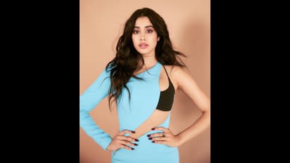 Janhvi Kapoor: అతుకుల డ్రెస్ లో జాన్వీ కపూర్.. ఎక్కడ తేడా వచ్చినా కొంపలంటుకుంటాయ్