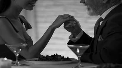 पिता का बेटे की एक्स गर्लफ्रेंड से संबंध, बेटा विदेश में तो दोनों उसके बेड पर सो रहे, लड़की बाप संग ज्यादा खुश