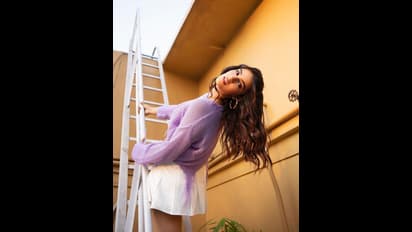 చిరిగిన టాప్‌లో అందాలు చూపిస్తూ ఏక్‌ మినీ కథ బ్యూటీ కావ్య థాపర్ రచ్చ.. హాట్‌ థైస్‌కి పిచ్చెక్కిపోవాల్సిందే..