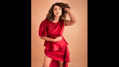 Tejaswi: మంటలు రేపుతున్న తెలుగు పిల్ల.. కసి చూపులతో నాటీ ఫోజులు, తేజస్వి రెచ్చిపోయిందిగా  