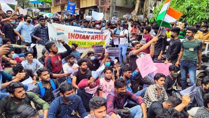 Agnipath Protest: அக்னிபத் திட்டத்திற்கு கடும் எதிர்ப்பு... பீகாரில் ரெயில் சேவைகள் ரத்து...!