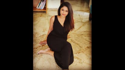 పరువాలను నేలపై పరిచి రెచ్చగొడుతున్న పూనమ్‌ బజ్వా.. బ్లాక్‌ స్లీవ్‌ లెస్‌ గౌన్‌లో నాగ్‌ భామ వీకెండ్‌ ట్రీట్‌..