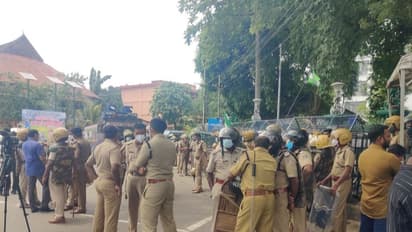 ജലപീരങ്കി, ടിയര്‍ ഗ്യാസ്, ലാത്തിയടി; യുദ്ധക്കളമായി യൂത്ത് കോണ്‍ഗ്രസിന്‍റെ സെക്രട്ടറിയേറ്റ് മാര്‍ച്ച്