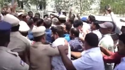 ఘట్కేసర్ పోలీసు స్టేషన్ వద్ద ఉద్రిక్తత.. గేట్లు తోసుకుని లోనికి వెళ్లిన కొండా సురేఖ