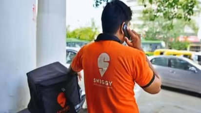 बाहर तेज धूप है या बारिश.. यहां रूकना मना है, ये वीडियो देखिए, शायद आपकी भी आंखें हो जाएं नम 