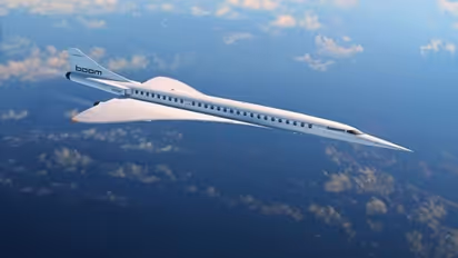 35 हजार फुट की ऊंचाई पर उड़ रहा था विमान, तभी एयर होस्टेस ने महिला पायलट को बाहर बुलाया और कर दी ये हरकत