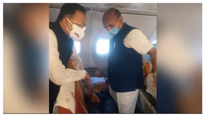 വിമാനത്തിൽ യാത്രക്കാരൻ കുഴഞ്ഞുവീണു, പരിചരിക്കാനെത്തിയത് കേന്ദ്രമന്ത്രിയും എംപിയും; നന്ദിയറിയിച്ച് എയർ ഇന്ത്യ