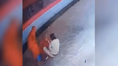 ഇറങ്ങല്ലേ എന്ന് കൈകാണിച്ചിട്ടും ട്രെയിനിന് മുമ്പിലേക്കിറങ്ങി; നെഞ്ചിടിപ്പിക്കുന്ന വീഡിയോ