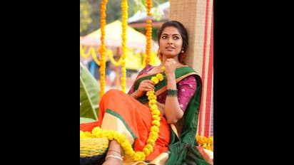 లంగా ఓణీలో దివి మెరుపులు.. సొట్ట బుగ్గలు చూసి నెటిజన్లు షాకింగ్ కామెంట్స్, ఆమెతో పోల్చుతూ 