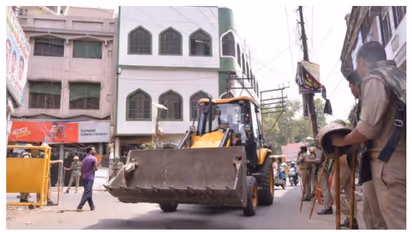 വരനെത്തിയത് ബുൾഡോസറിൽ, 'ബുൾഡോസർ ബാബാ കീ ജയ്' വിളി; യുപിയിൽ വേറിട്ട വിവാഹഘോഷയാത്ര