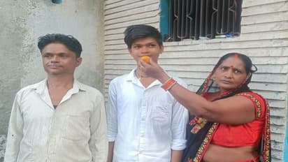 UP Board 10 Result 2022: मुफलिसी के बीच गोरखपुर में गोलगप्पे बेचने वाले के बेटे ने किया टॉप, जानिए कितने मिले