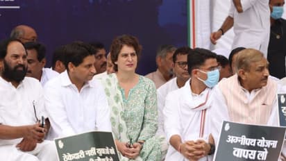 అగ్నిపథ్కు వ్యతిరేకంగా జంతర్ మంతర్ వద్ద కాంగ్రెస్ సత్యాగ్రహ దీక్ష.. హాజరైన ప్రియాంక గాంధీ