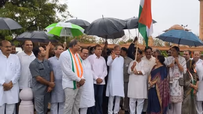 अग्नीपथ योजना के विरोध में सड़क पर उतरे CM अशोक गहलोत, भारी बारिश में भी डटे रहे...छाता लगाकर लगाए गए नारे