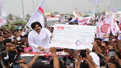 యువత బంగారు భవిష్యత్తు కోసమే రాజకీయాల్లోకి: గుంటూరులో పవన్ కళ్యాణ్ (ఫోటోలు)