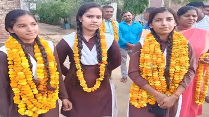 टॉपर अंशिका ने सीएम योगी से मांगा तोहफा, कहा- गांव के लिए पक्की सड़क बनवा दें