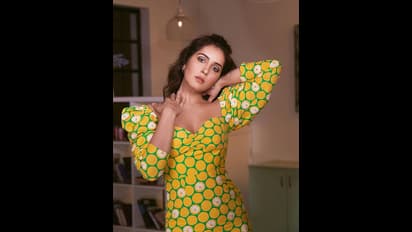 స్లిమ్ ఫిట్ అందాలతో మెస్మరైజ్ చేస్తున్న రాశీఖన్నా.. నెవర్ బిఫోర్ గ్లామర్ షోతో ఢిల్లీ బ్యూటీ హవా..