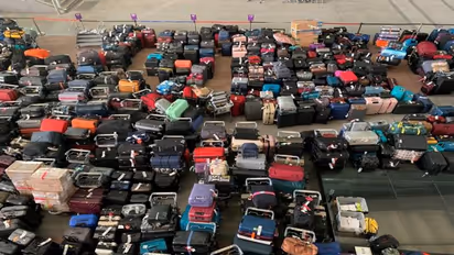 एयरपोर्ट पर बैगेज सिस्टम में आई गड़बड़ी की वजह से फर्श पर घंटों दिखे सिर्फ सूटकेस और बैग, फोटो हुए वायरल