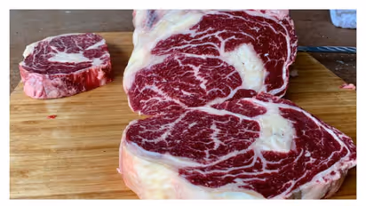 തൃശ്ശൂർ പന്നിത്തടത്തിൽ അറവ് ശാലയിലെ പോത്തിറച്ചിയിൽ പുഴുക്കൾ, കട അടപ്പിച്ചു