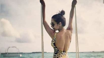 ৪৮ বছর বয়সেও উষ্ণতা ছড়াচ্ছেন মালাইকা, মিস করবেন না বিকিনিতে তার ছবিগুলি