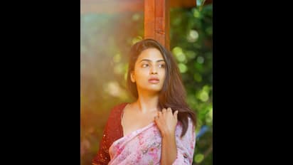 అందం ఆమెకే సొంతం అనిపిస్తున్న బిగ్ బాస్ హారిక.. చీరకట్టులో కవ్విస్తున్న యంగ్ బ్యూటీ..