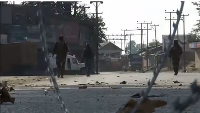 കുൽഗാമിൽ രണ്ട് ഭീകരരെ സൈന്യം വധിച്ചു; ഏറ്റുമുട്ടല്‍ തുടരുന്നു