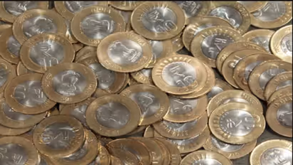 शख्स ने खरीदी 6 लाख की कार, भुगतान दस-दस रुपए के सिक्कों में किया, बताया क्यों करना चाहता था ऐसा 