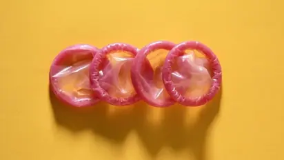 వార్నీ.. కండోమ్ లో అరటిపండు కుక్కి మింగేశాడు.. ఆ తరువాత... 