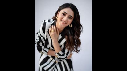 ప్రియాంక మోహన్ సండే ట్రీట్ అదిరింది.. చారల సూట్ లో సూపర్ స్టైలిష్ పోజులు.. తమిళ బ్యూటీకి కుర్రాళ్లు ఫిదా..