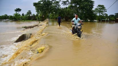 असम बाढ़ की 12 शॉकिंग Photos: फिर से सामने आने लगीं जिंदगी को जोखिम में डालने वालीं स्टंट की ऐसी तस्वीरें