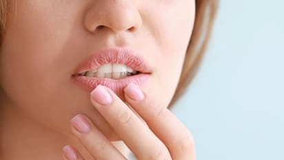 সারা বছর ঠোঁট ফাটার সমস্যা দেখা দিচ্ছে? জেনে নিন কীভাবে সমস্যার সমাধান করবেন