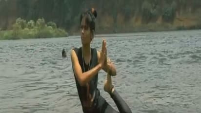 MP की वॉटर गर्ल से मिलिए, नदी में तैरकर करती योग, पानी में सिखाती ऐसा योगा...देखने वाले भी हैरत में पड़ जाते