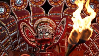 തെയ്യവും തീയും തമ്മിലുള്ള ജുഗല്ബന്ദി, പാട്ടും ദൃശ്യങ്ങളും ഒന്നാവുന്ന 'കനലാട്ടം'