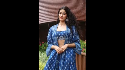  ಬಾಲಿವುಡ್ ಸುಂದರಿಯರ ಮಸ್ತ್ ಪೋಸ್; ಜಾನ್ವಿ, ಸಾರಾ ಕ್ಯಾಮರಾಗೆ ಸೆರೆಯಾಗಿದ್ದು ಹೀಗೆ