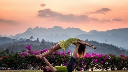 ಕಪಲ್ಸ್ ಯೋಗ ಮಾಡಿ…. ಸಂಬಂಧ ಸ್ಟ್ರಾಂಗ್ ಮಾಡ್ಕೊಳ್ಳಿ