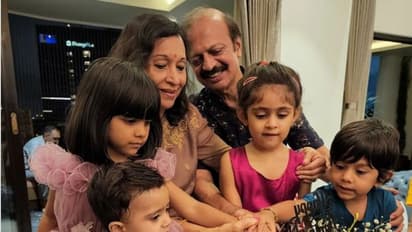 ಮದುವೆ ವಾರ್ಷಿಕೋತ್ಸವ; ಮೊಮ್ಮಕ್ಕಳ ಜೊತೆ ಕೇಕ್ ಕತ್ತರಿಸಿ ಸಂಭ್ರಮಿಸಿದ ರಾಧಿಕಾ ತಂದೆ-ತಾಯಿ  