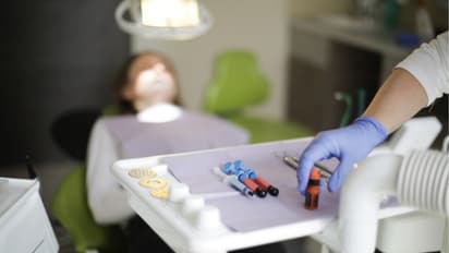 ദന്ത ചികിത്സക്കിടെ ഡോക്ടര്‍ ചുംബിച്ചെന്ന പരാതിയുമായി വനിത; രോഗിയെ ആശ്വസിപ്പിച്ചതെന്ന് ഡോക്ടര്‍