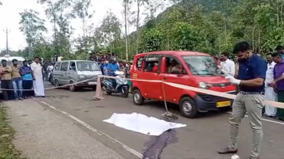 ഇഞ്ചിക്കോടിന് സമീപം റോഡിൽ മൃതദേഹം; മദ്യലഹരിയിൽ റോഡിലേക്ക് വീണതോ ചാടിയതോ എന്ന് സംശയിക്കുന്നതായി പൊലീസ്