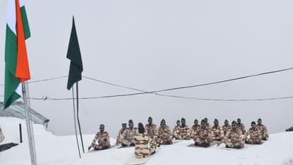 10 तस्वीरों में देखें लद्दाख से सिक्किम तक बर्फ से ढंकी चोटियों पर भारतीय सेना के हिमवीरों ने कैसे किया योग