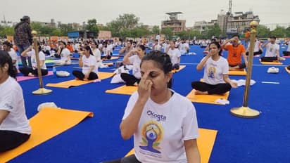 Yoga Day 2022: राजस्थान में बारिश की फुहारों के बीच लोगों ने किया योग, जयपुर में एक साथ 20 हजार लोग हुए शामिल